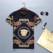 半袖Tシャツ 人気夏ファションおすすめ 2025春夏人気トレンドアイテム VERSACE ヴェルサーチ