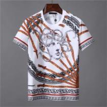 リラックス感のある着こなし VERSACE ヴェルサーチ 半袖Tシャツ 《2026年》今、注目のストリート
