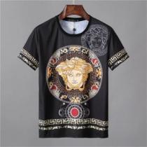 爽やかすぎない大人の印象に VERSACE ヴェルサーチ 半袖Tシャツ 2026年春夏流行ファッション