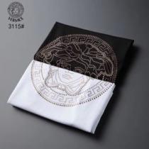 春夏らしい華やか 半袖Tシャツ  VERSACE ヴェルサーチ 2色可選 【2026春夏】最新コレクション