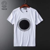 爽やかすぎない大人の印象に VERSACE ヴェルサーチ 半袖Tシャツ 2色可選 2026夏色っぽさ