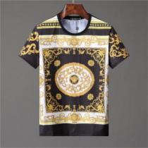 毎年トレンドアイテムが出る 2026年夏の一押しファッションアイテム VERSACE ヴェルサーチ 半袖Tシャツ