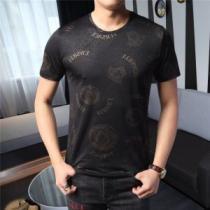 半袖Tシャツ VERSACE ヴェルサーチ 優しい雰囲気スタイリッシュに  【2026年】夏のファッション