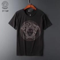 VERSACE ヴェルサーチ 半袖Tシャツ 2色可選 2026SSのトレンド商品 おしゃれデザインも大人気