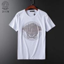 新作コレクションを見る 2026春夏も引き続き人気セール VERSACE ヴェルサーチ 半袖Tシャツ 2色可選