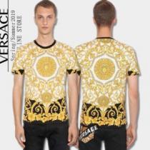 2026年春夏流行ファッション 夏らしい季節感 大人の可愛さを引き立て  VERSACE ヴェルサーチ 半袖Tシャツ