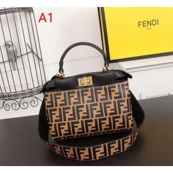 2026春夏も引き続きトレンド 春夏の流行りトップス フェンディ FENDI ハンドバッグ  2色可選.150.