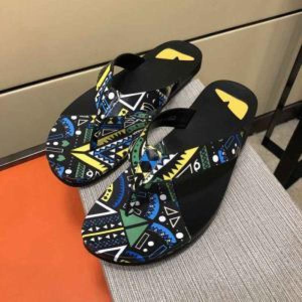 海外セレブは大人気 フェンディ FENDI 2025春夏トレンドアイテム トングサンダル春夏らしい爽やかさ