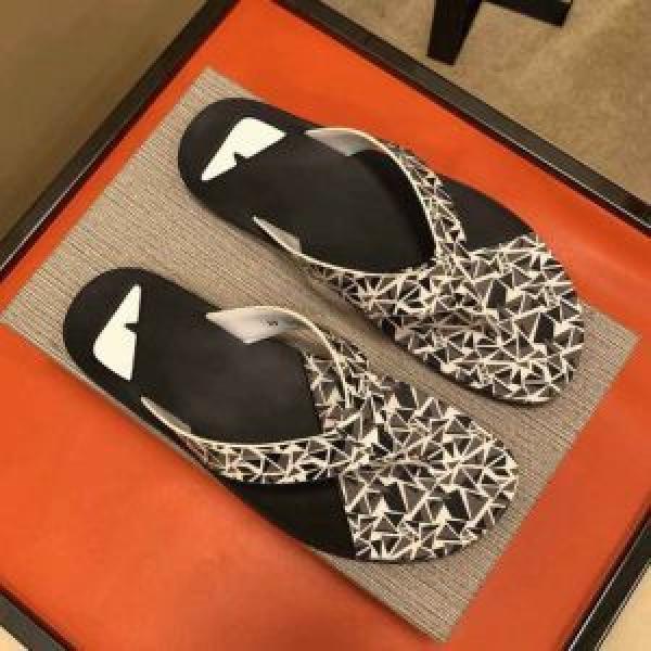 最もクラシックなタイプ 2026春夏トレンドアイテム フェンディ FENDI トングサンダル