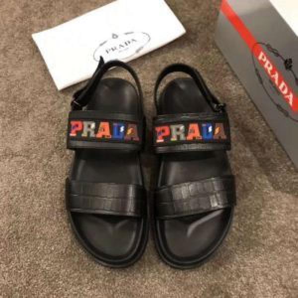 夏先に大活躍する プラダ PRADA  《2026年》今、注目のストリートサンダル春夏らしい爽やかさ