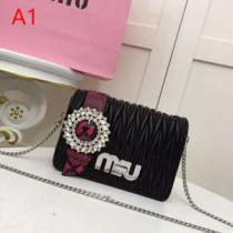 今季は特に注目ファション ミュウミュウ MIUMIU 斜め掛けバッグ 3色可選 2026SSのトレンド商品.43..43.