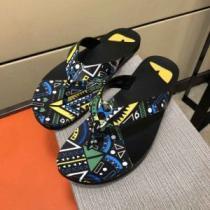 海外セレブは大人気 フェンディ FENDI 2025春夏トレンドアイテム トングサンダル春夏らしい爽やかさ