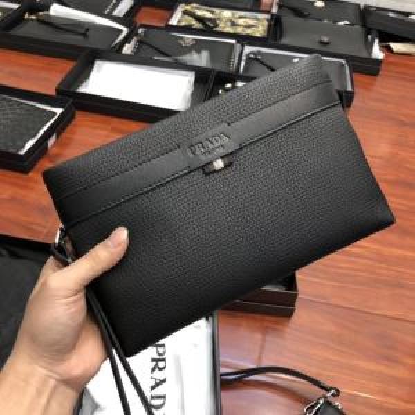 ポーチ オススメしたい最新注目ファション おしゃれな夏ファッション2026 プラダ PRADA.57.