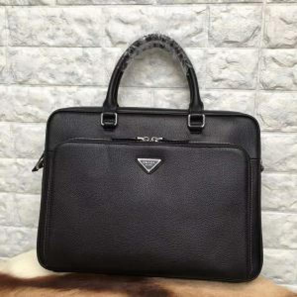 ビジネスバッグ 大人カジュアル夏ファッション2026 春夏の流行りトップス プラダ PRADA.57.
