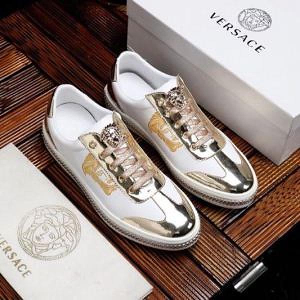 カジュアルシューズ 素敵なスタイルで夏の定番 2026年春夏のトレンドアイテム VERSACE ヴェルサーチ