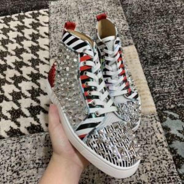 クリスチャンルブタン Christian Louboutin スニーカー、靴 2色可選 《2026年》今、注目のストリート 暑い季節も大活躍