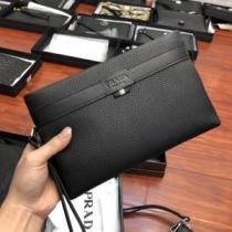 ポーチ オススメしたい最新注目ファション おしゃれな夏ファッション2026 プラダ PRADA.57.