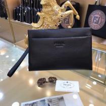 人気夏ファションおすすめ 大人カジュアル夏ファッション2026 プラダ PRADA ポーチ.57.