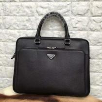 ビジネスバッグ 大人カジュアル夏ファッション2026 春夏の流行りトップス プラダ PRADA.57.