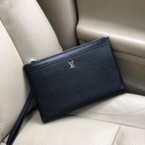 ポーチ 大人カジュアル夏ファッション2026 今期のトレンド定番アイテム ルイ ヴィトン LOUIS VUITTON.45.