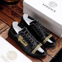 春夏シンプルファッションでOK！ 2026春夏の大注目トレンド VERSACE ヴェルサーチ カジュアルシューズ  2色可選