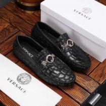 カジュアルシューズ  おしゃれデザインも大人気 2026SSのトレンド商品 VERSACE ヴェルサーチ