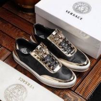 2026年春夏流行ファッション 大人の可愛さを引き立て VERSACE ヴェルサーチ カジュアルシューズ