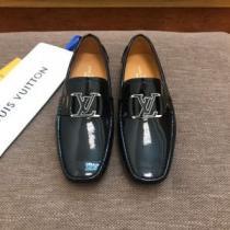 カジュアルシューズ  オススメしたい最新注目ファション 2026年春夏シーズンの人気 LOUIS VUITTON ルイ ヴィトン