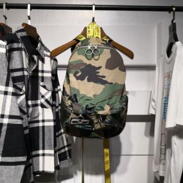 リュック、バックパック Off-White 洗練された印象に オフホワイト 2026春夏は人気定番.490.