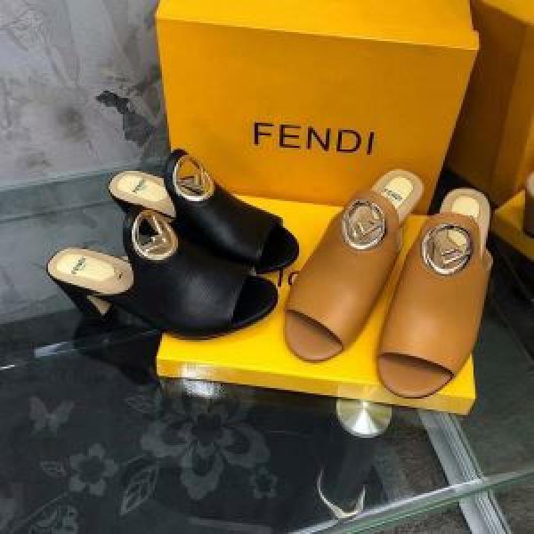 目を引く春夏トップス 2026春夏の大注目トレンド フェンディ FENDI サンダル 2色可選