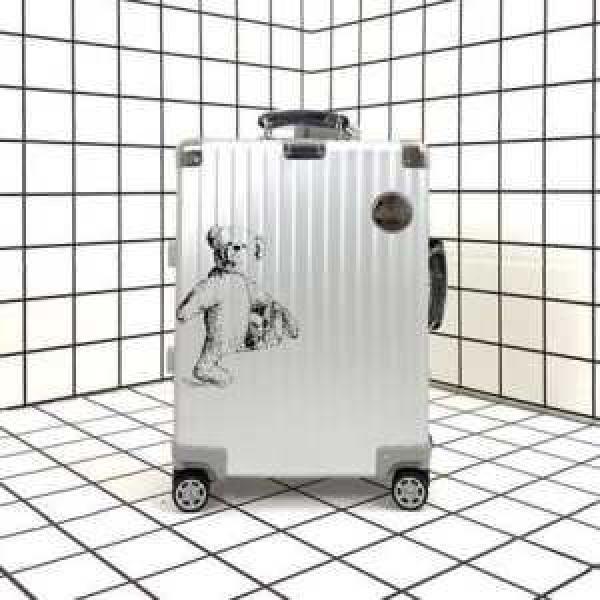 絶妙にオシャレ人気アイテム リモワ 2026春夏トレンドアイテム Rimowa 派手にはなりすぎず  スーツケース.559.