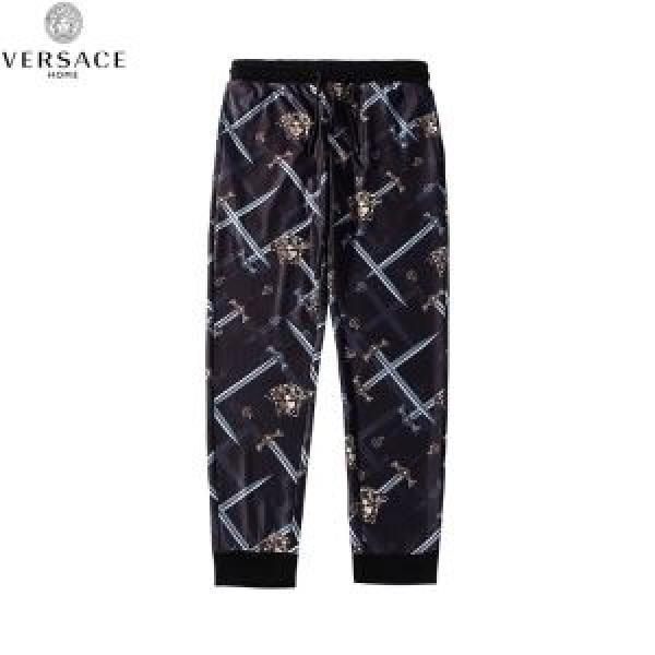 2026春夏の大注目トレンド ヴェルサーチVERSACE デニムパンツ   今年の夏は着こなし