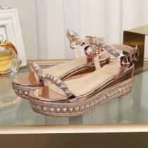 爽やかすぎない大人の印象に 2026年の春夏に着たい クリスチャンルブタン Christian Louboutin サンダル