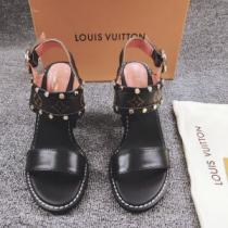 ルイ ヴィトン LOUIS VUITTON サンダル 【2026年】夏のファッション 一気にトレンド感満載な着こなし