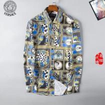 大人っぽく着こなし シャツ ヴェルサーチ 2026SSのトレンド商品VERSACE  春夏らしい爽やかさ