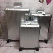 魅力的なカラー使い リモワ Rimowa 2026春夏トレンドアイテム スーツケース今流行りの最新コレクション.559.