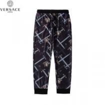 2026春夏の大注目トレンド ヴェルサーチVERSACE デニムパンツ   今年の夏は着こなし