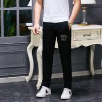 デニムパンツ 2026年の春夏に着たい 2026年春夏流行ファッション ヴェルサーチVERSACE