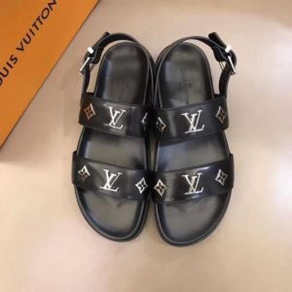 サンダル 清潔感のある肌見せ ルイ ヴィトン 魅力的な今年らしい LOUIS VUITTON おしゃれな夏ファッション2026