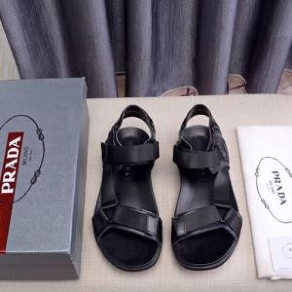 すっきりした印象に サンダル 2026年春夏のトレンドアイテム  プラダ PRADA ぜひ今年のトレンドをチェック