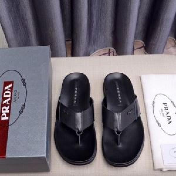 リラックススタイルが実現 サンダル 2026年最新ファッション プラダ PRADA リラックス感のあるゆったり