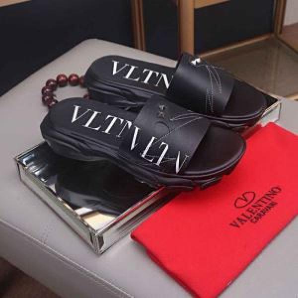 サンダル 優雅で都会的な装いに仕上げ  ヴァレンティノ 夏っぽさ新作アイテム VALENTINO 2026年の春夏に着たい