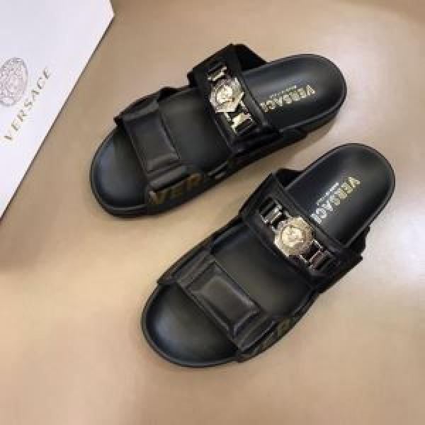 ヴェルサーチVERSACE おすすめ大人かわいい着こなし サンダル カジュアルさ  2026即旬な装いに