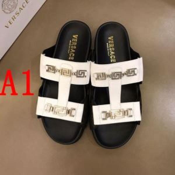 クールな印象を引き立て   ヴェルサーチVERSACE 2026年の夏のマスト 2色可選 サンダル グッと大人っぽい印象に