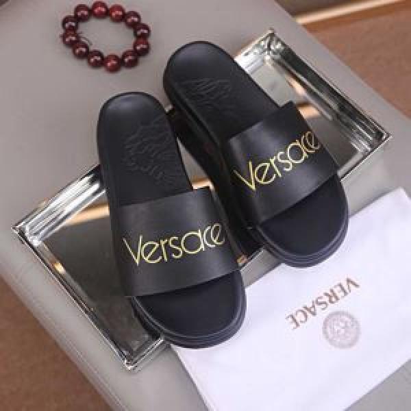 ヴェルサーチVERSACE 大人っぽく見せ新作  リッチな印象に サンダル 2026年最新ファッション