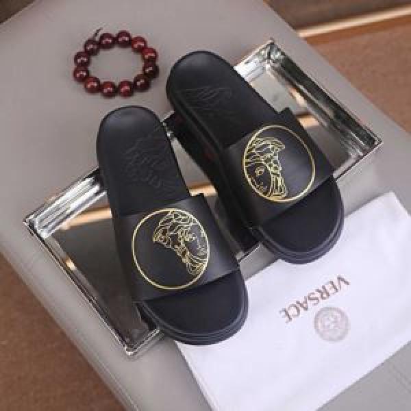2026夏ファション新品 サンダル リラックス感のあるゆったり  ヴェルサーチVERSACE 抜け感スゴイ