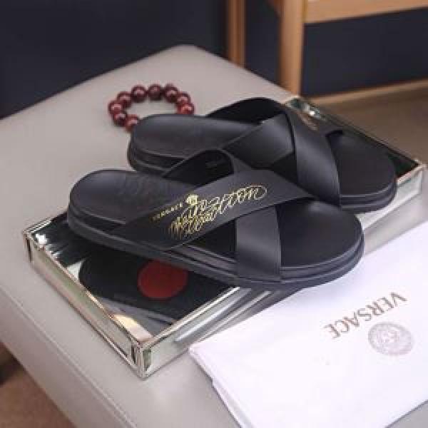 ヴェルサーチVERSACE 目を引く春夏トップス サンダル 【2026年】夏のファッション 優しい雰囲気スタイリッシュに