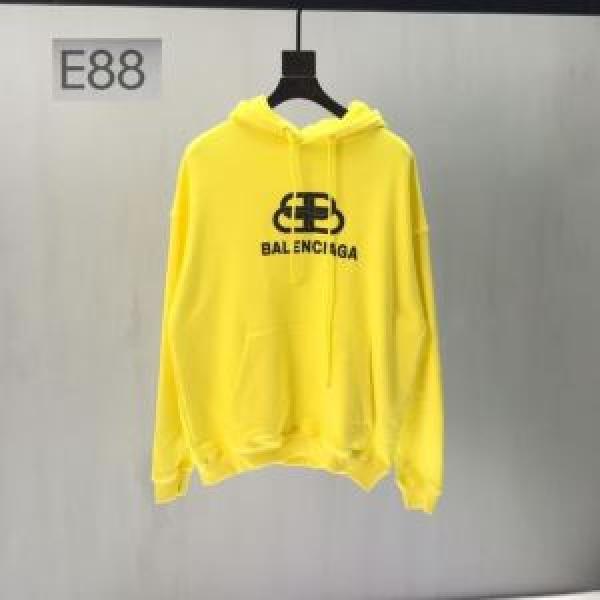 2026年春夏流行ファッション パーカー   おしゃれな大人の着こなし バレンシアガ BALENCIAGA  ファッションにトレンド