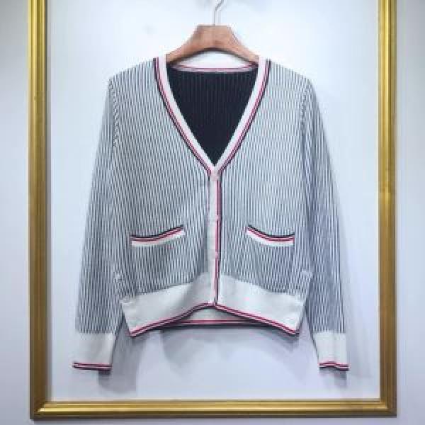 優しい雰囲気スタイリッシュに トムブラウン 【2026年】夏のファッション THOM BROWNE ニットコート 目を引く春夏トップス