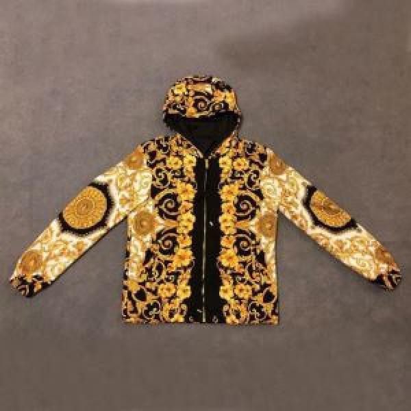 パーカー トレンド感があって涼しげ ヴェルサー ファッションにトレンド チVERSACE 2026年最新ファッション